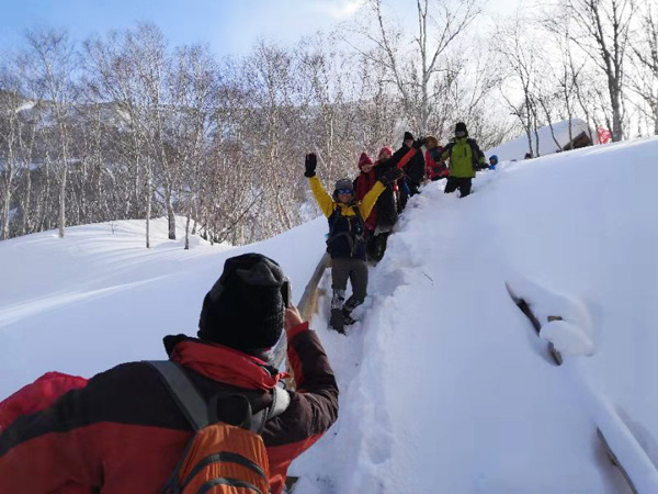 踏長白“粉雪”穿長白林海線路開通