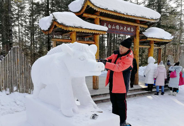 長白獻美景 雪雕迎新春