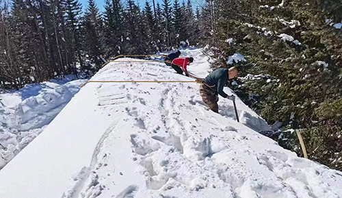 景區運營三部開展備戰“五一”突擊清雪工作